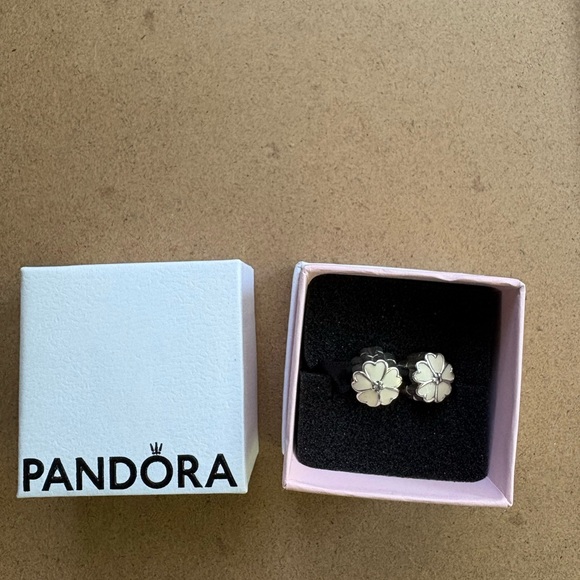 Pandora white flower bracelet clips - Picture 2 of 2